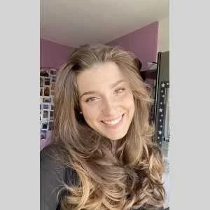 Julie , babysitter à Le Coteau