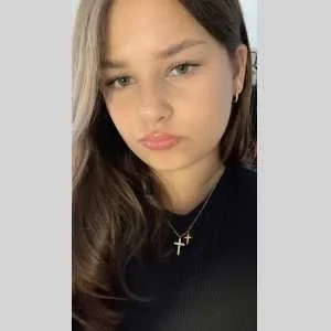 Chloe , babysitter à Angres