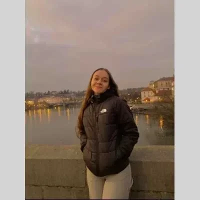 Ludmilla, babysitter à Les Mages