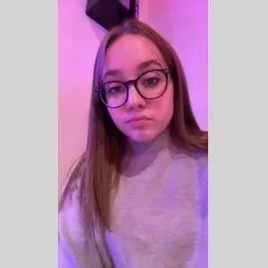 Eva , babysitter à Langoat