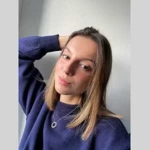 Louane, babysitter à Scaer