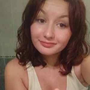 Charlotte , babysitter à Courtomer