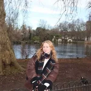 Mélyne , babysitter à Hantay