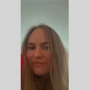 Cloe, babysitter à Larche