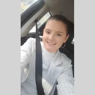 Naomi , babysitter à Magny le Desert