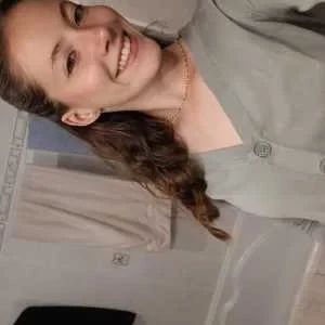 Léonie , babysitter à L Eguille