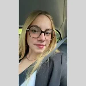 Lehna, babysitter à La Meziere