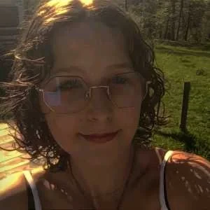 Léonie , babysitter à Thauron