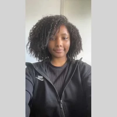 Yasmina , babysitter à Saran