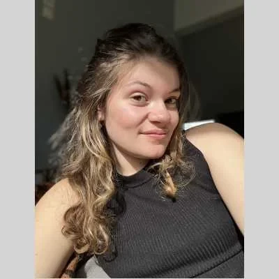 Louisa, babysitter à Vitre