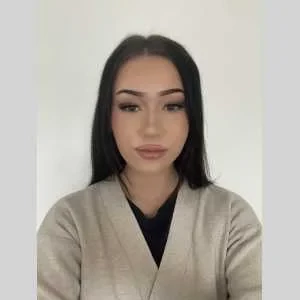 Alisa, babysitter à La ville du Bois