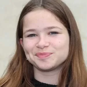 Faustine, babysitter à Magny les Hameaux