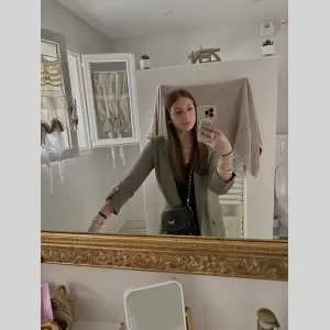 Nina, babysitter à Montady