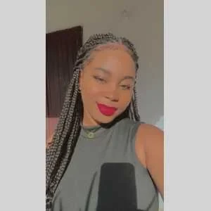 Youseline , babysitter à Taverny