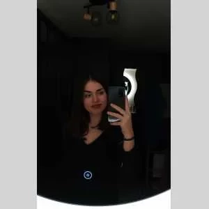 Léna , babysitter à Thelus