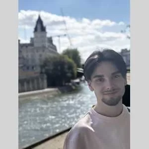 Romain, babysitter à Chateauneuf