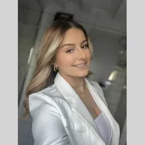 Clara, babysitter à Bierne les Villages