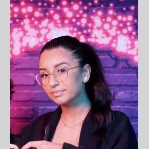 Camelia, babysitter à Avensan