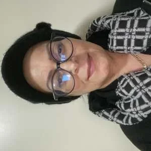 Latifa, babysitter à Ville la Grand