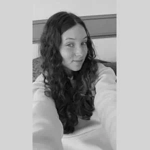 Cassandra, babysitter à Sours