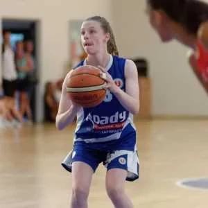 Louise, babysitter à Saumur