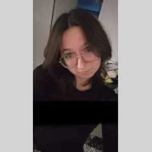 Laurélia , babysitter à Chambles