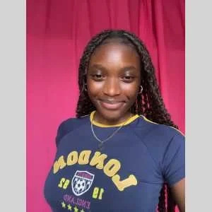 Dellya , babysitter à Camon