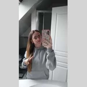 Kayla, babysitter à Combs la Ville