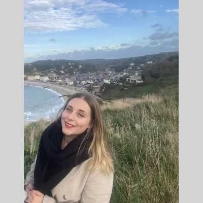 Ella, babysitter à Heric