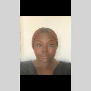 Flora, babysitter à Fresnes