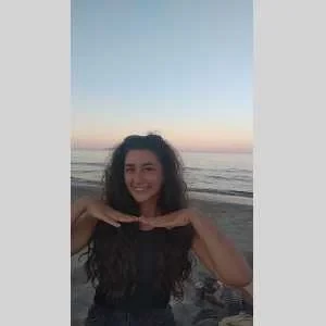 Melissa , babysitter à Loos