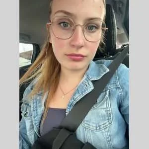 Louisa , babysitter à Surtainville