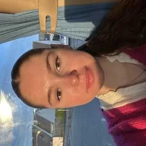 Flora , babysitter à Augan