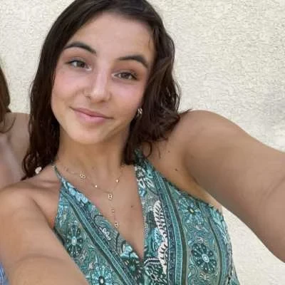 Eva , babysitter à Frontonas