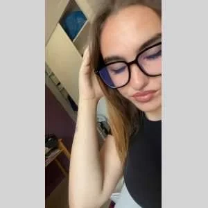 Lola, babysitter à Houetteville