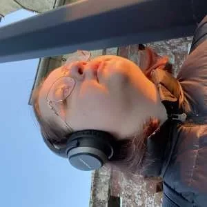 Enola, babysitter à Rots