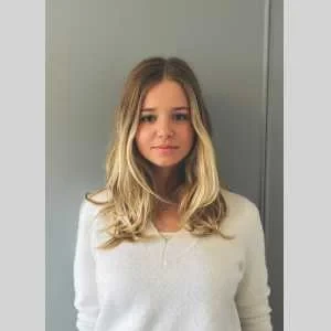 Louise, babysitter à Carquefou