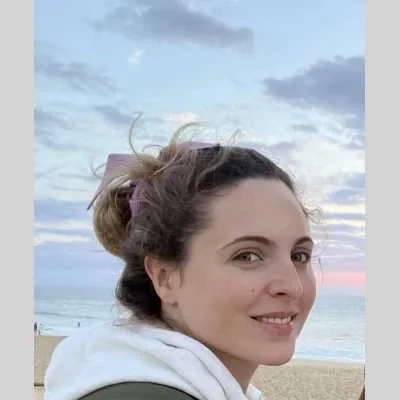 Emeline, babysitter à Savigny