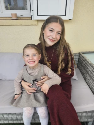 Elya babysitter à Carros