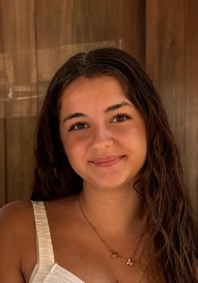 Louna, babysitter à Carros