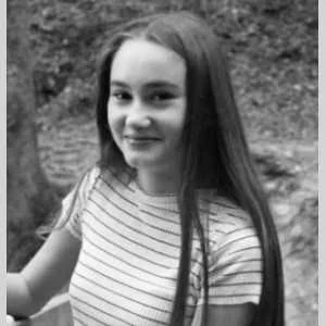 Cora , babysitter à Grenoble