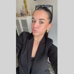 Erine, babysitter à Villeneuve la Riviere