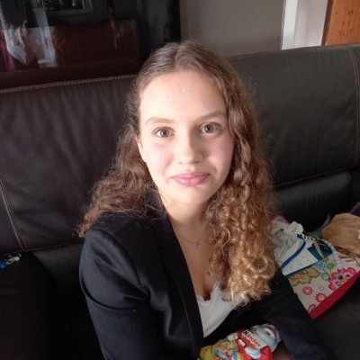 Zoe babysitter à Le Landreau